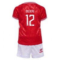 Camisa de Futebol Dinamarca Kasper Dolberg #12 Equipamento Principal Infantil Europeu 2024 Manga Curta (+ Calças curtas)